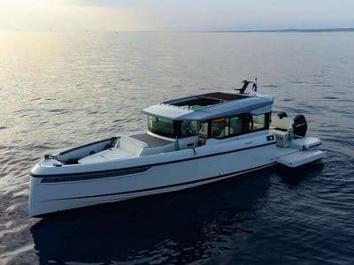 Saxdor 320 GTC pogled s boka — Zadar