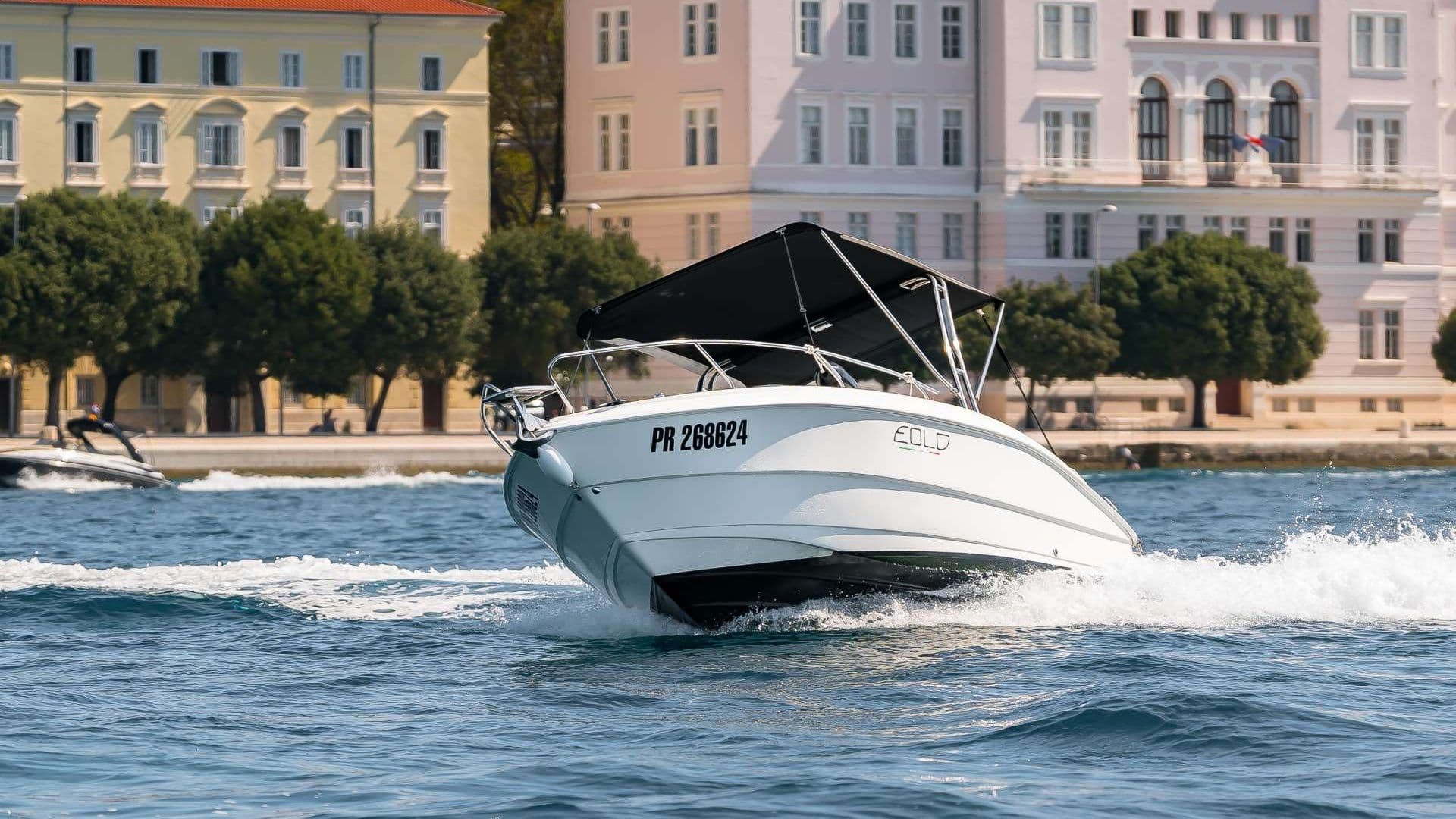 Eolo 730 pogled s boka — Zadar