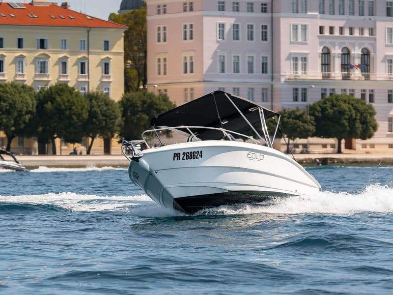 Eolo 730 pogled s boka — Zadar