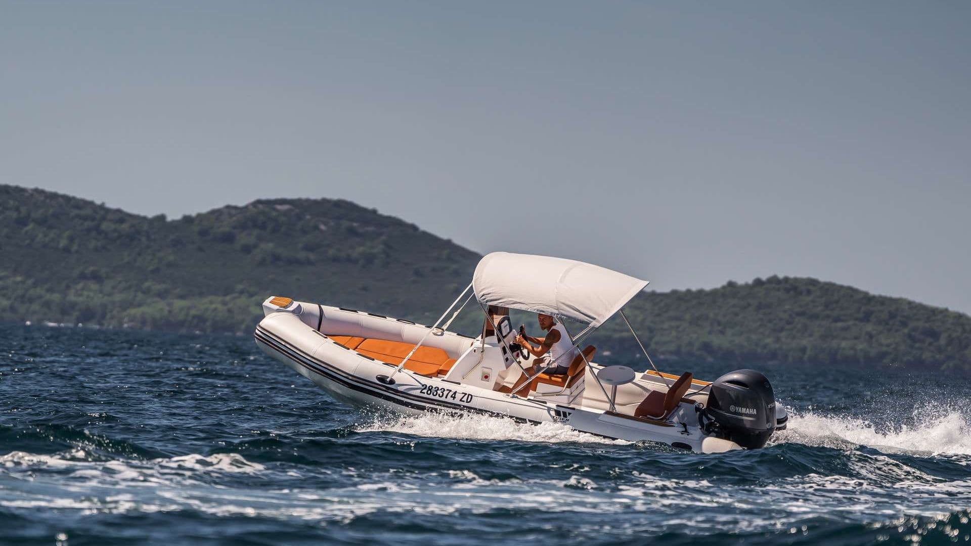 Tiger Marine Open 650 pogled s boka — Zadar