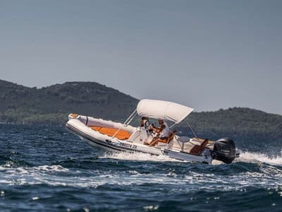 Tiger Marine Open 650 pogled s boka — Zadar