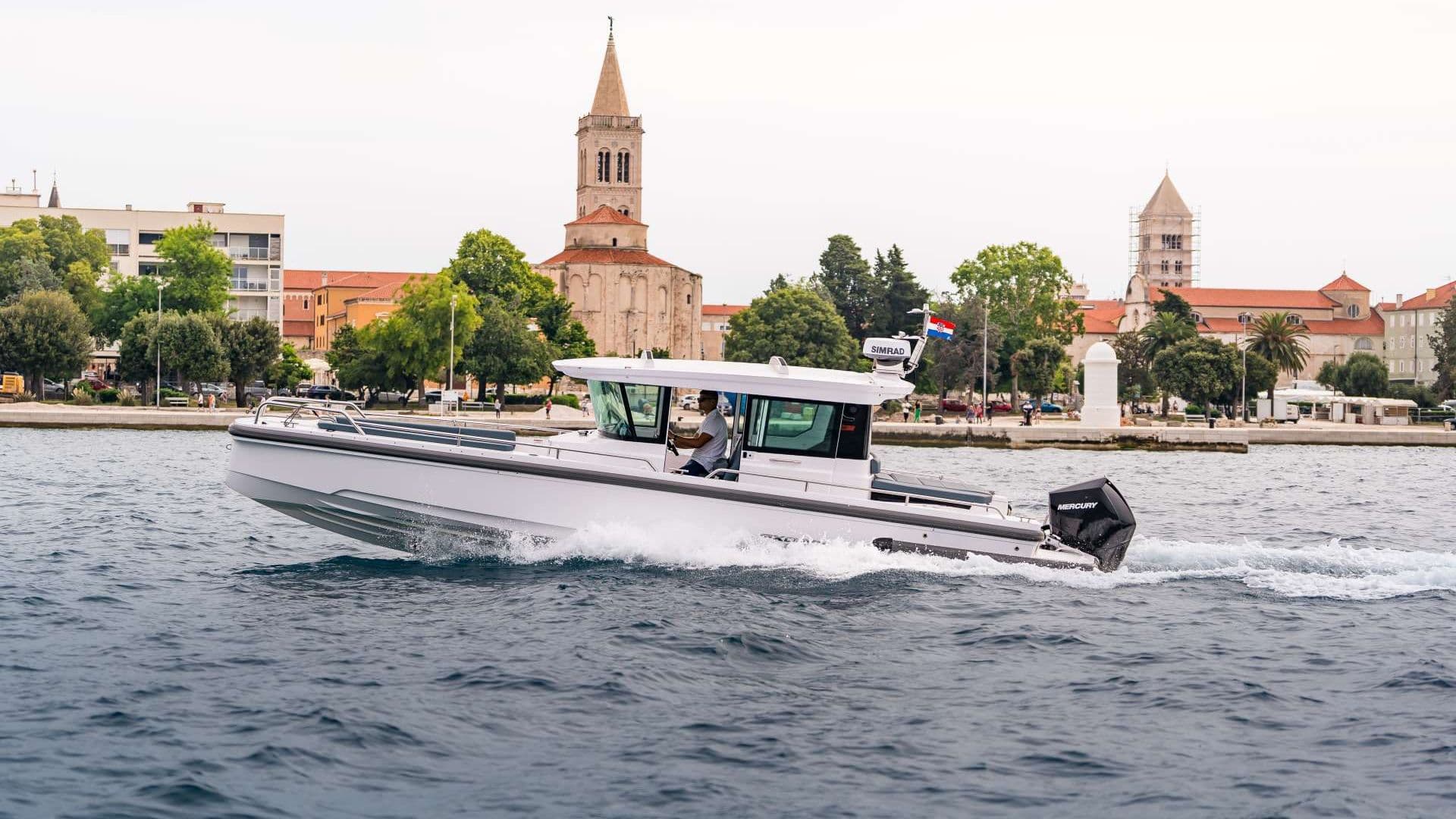 Axopar 28 AC pogled s boka — Zadar