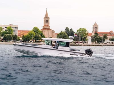 Axopar 28 AC pogled s boka — Zadar