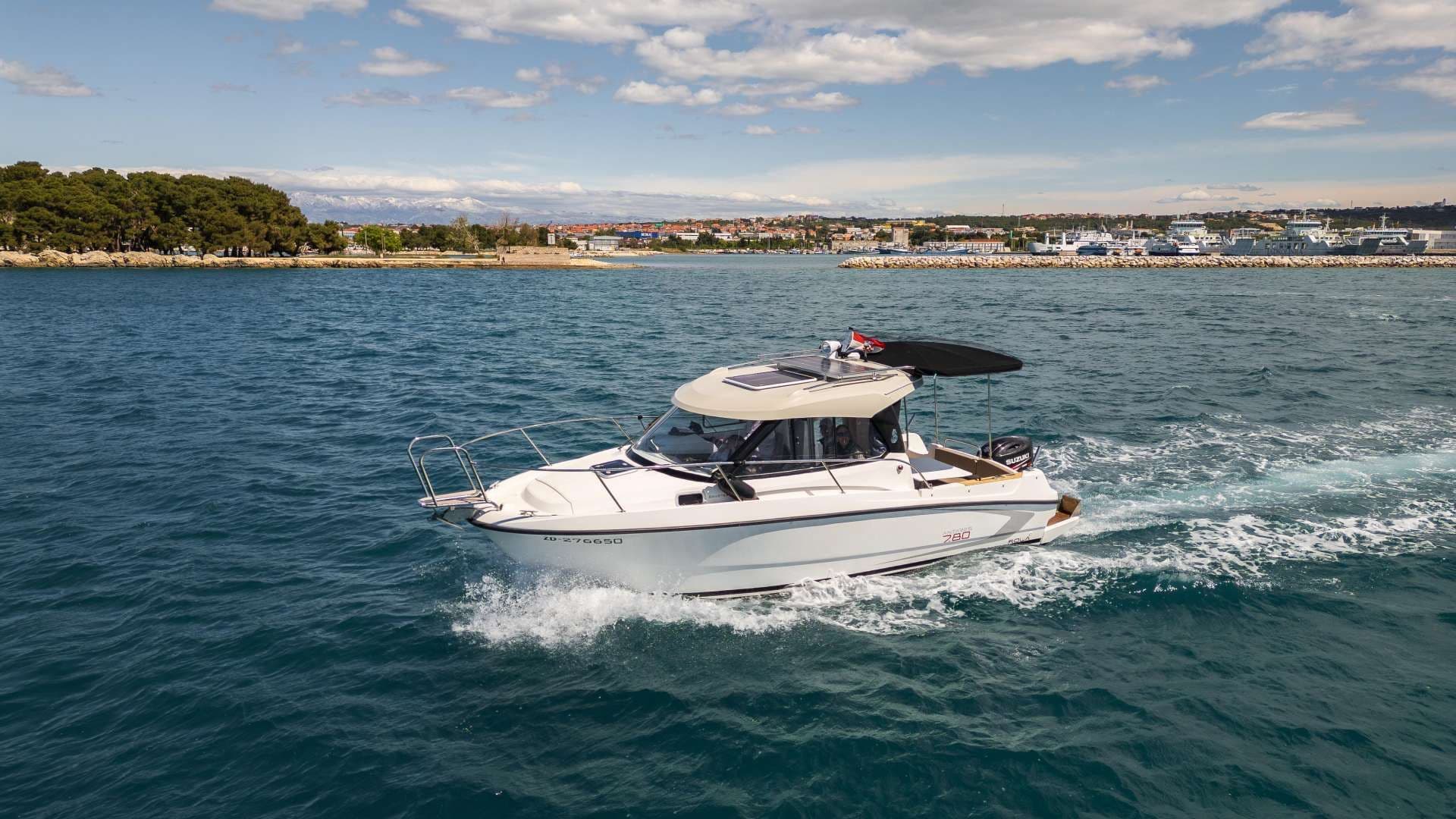 Antares 780 pogled s boka — Zadar