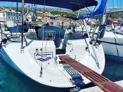 Jedrilica usidrana u luci Milna na otoku Braču