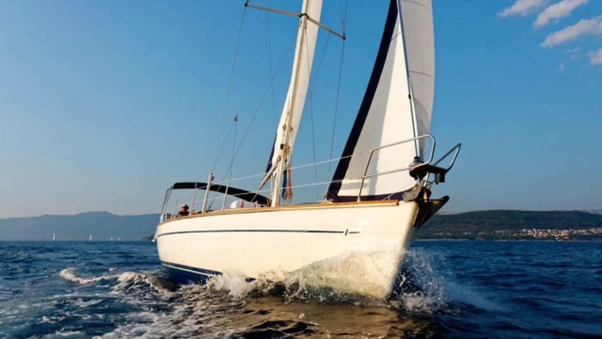 Jedrilica u uvalama Bobovišća otoka Brača pogled iz mora