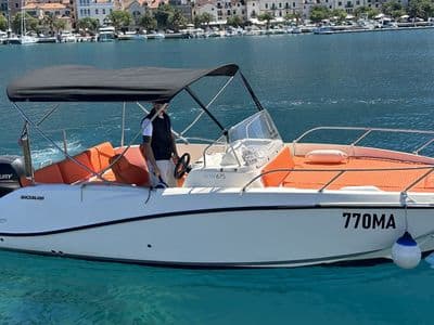 Quicksilver 675 Sundeck paluba