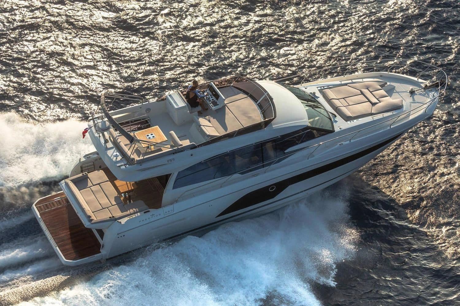 Prestige 590 Fly - luksuzna jahta u Budvi - foto 1