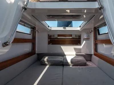 Axopar 28 t-t image cabin