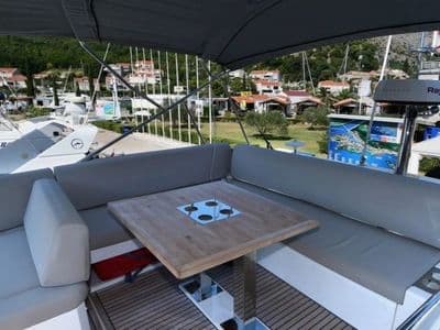 Prestige 590 Fly - luksuzna jahta u Budvi - foto 4