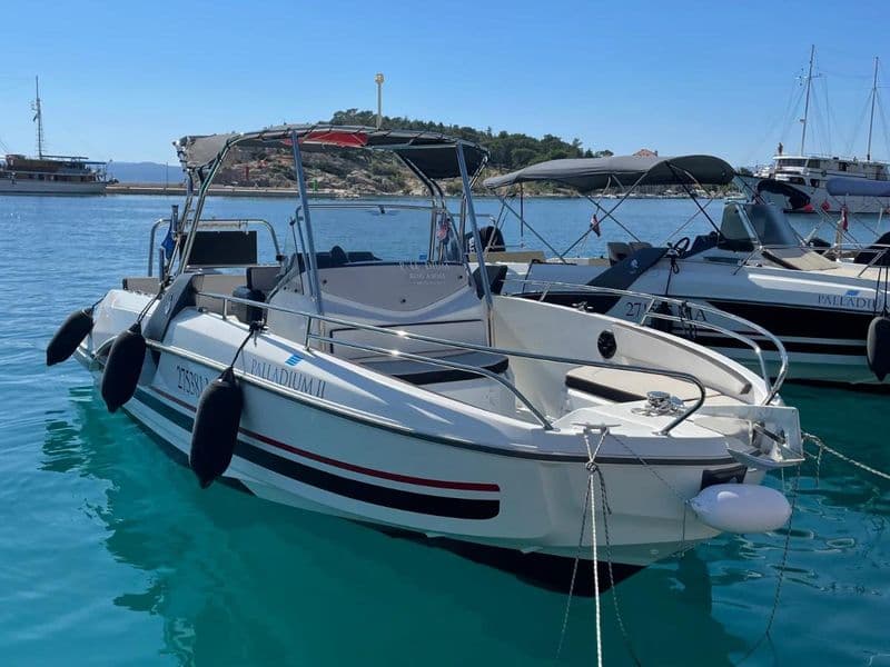 Beneteau Flyer 7.7 SPACEdeck na vezu u Makarskoj