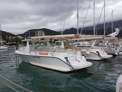 Poseidon brod usidren u marini, bočni pogled, Budva