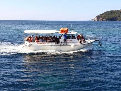 Poseidon izletnički brod u plovidbi s putnicima, Budva