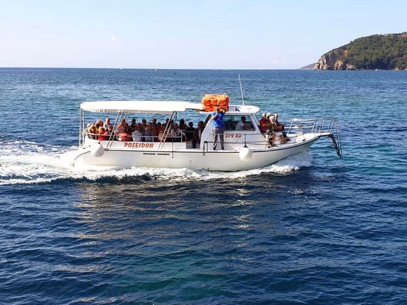 Poseidon izletnički brod u plovidbi s putnicima, Budva