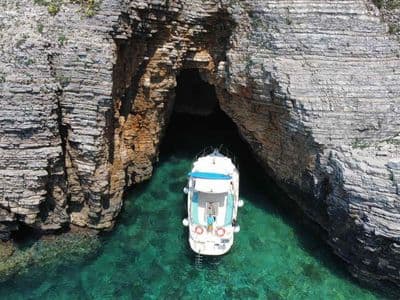 Martin, Budva - uplovljavanje u špilju