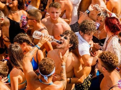 Kupanje s party broda u uvali kod Novalje