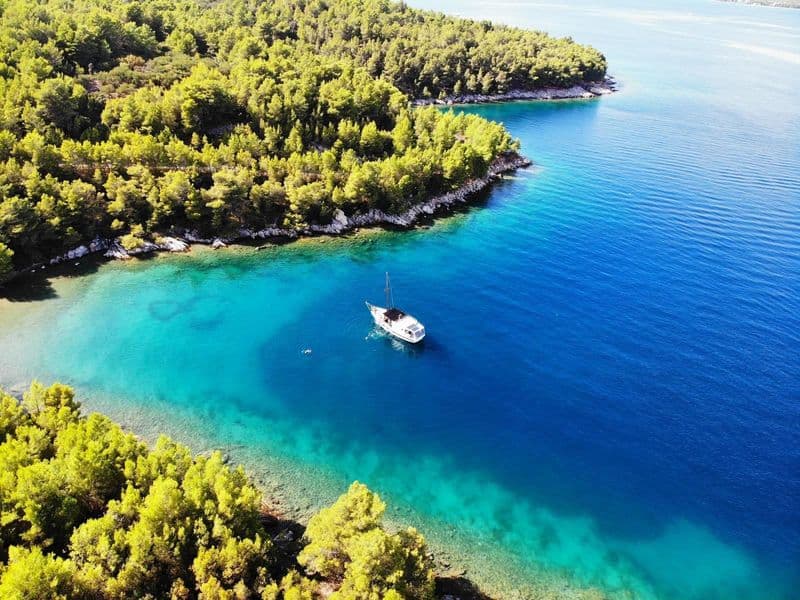 Privatni gliser u vožnji šibenskim arhipelagom