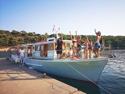 Zabava na brodu Hvar
