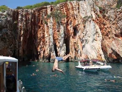 Delfina excursions brod u luci Hvar