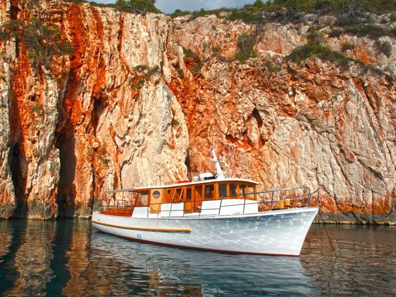 Crvene stijene Hvar izlet brodom