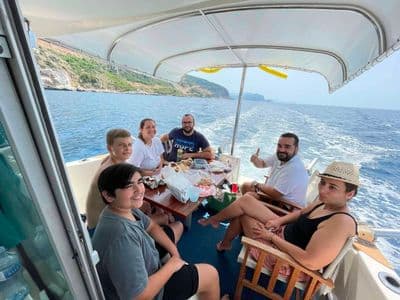Gosti uživaju u ručku na palubi tijekom izleta brodom