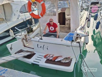 Brod Loki privezan u marini s kapetanom i ulovom na palubi