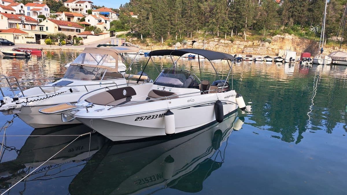 Galia 630 Open boat rental Milna Brac HQ