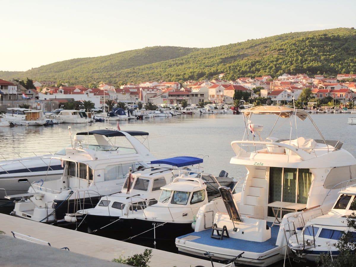 Tribunj — pogled na luku i brodove, Šibenska rivijera