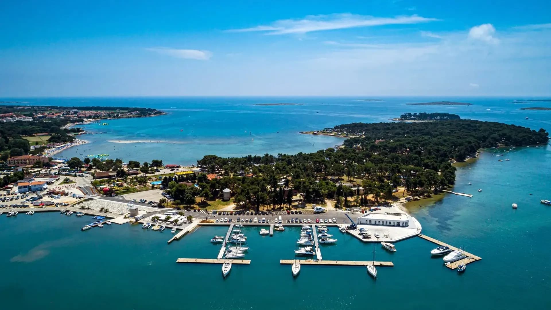 Nautički pogled na medulinski arhipelag i brodice