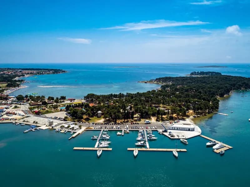 Nautički pogled na medulinski arhipelag i brodice