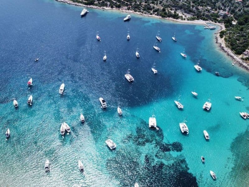 Brod na putu prema Drveniku Mali Bijela Laguna Trogir