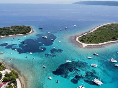 Plava laguna Krknjaši tirkizno more iz broda