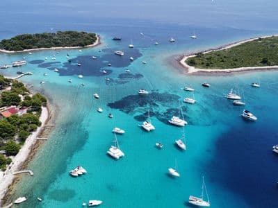 Brod Blue Lagoon u kristalno čistom moru Dalmacije