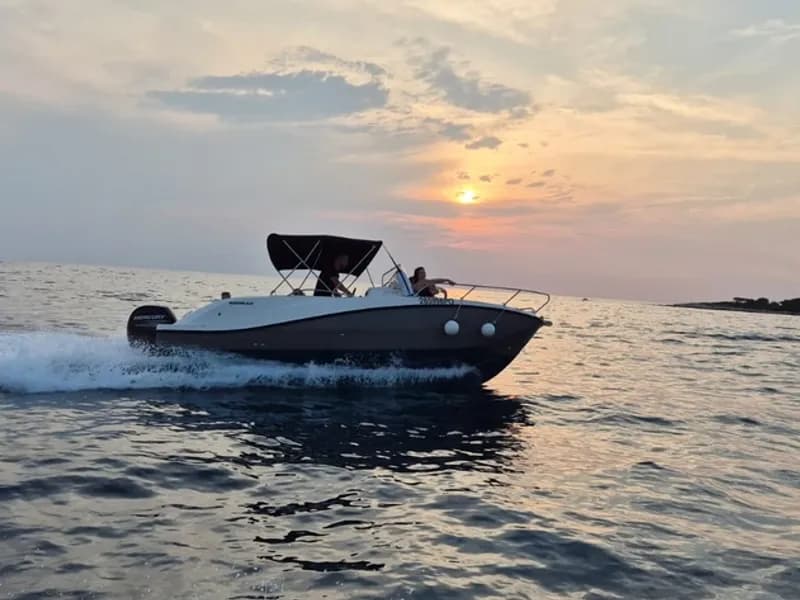 Quicksilver 675 Activ 150HP - Rent a Boat Poreč