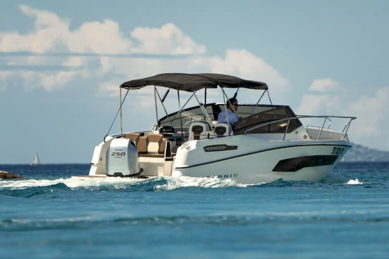 Karnic CS700 motorni brod