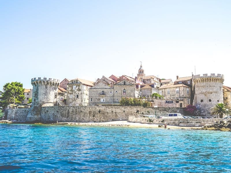 Pogled na stari grad Korčulu i okolni arhipelag s mora