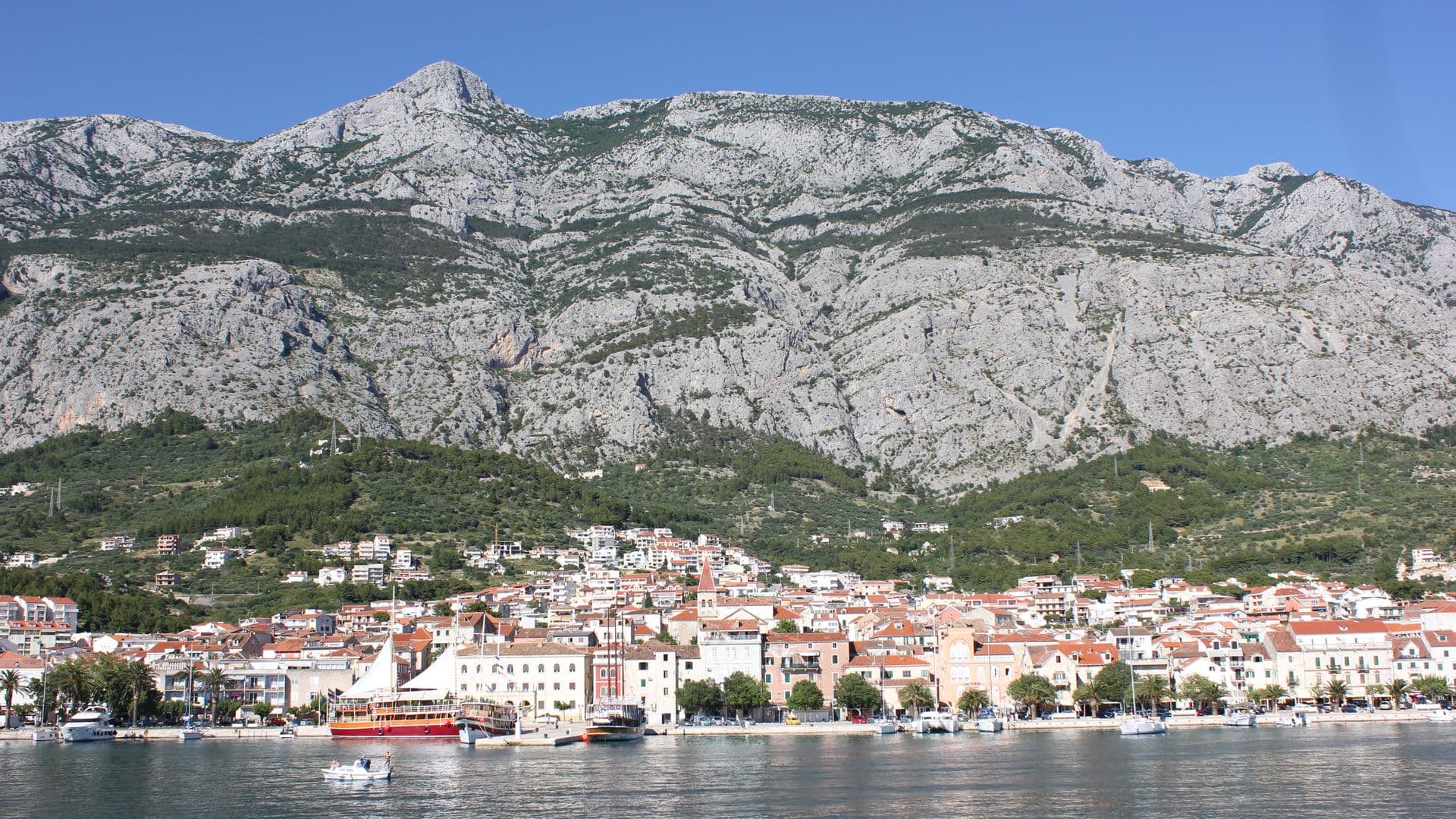Pogled na Makarsku rivijeru i planinu Biokovo s mora