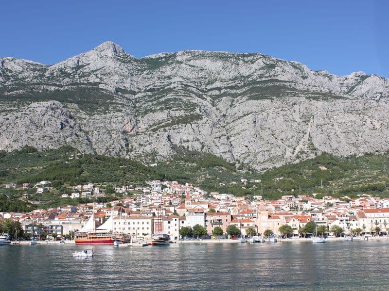 Pogled na Makarsku rivijeru i planinu Biokovo s mora
