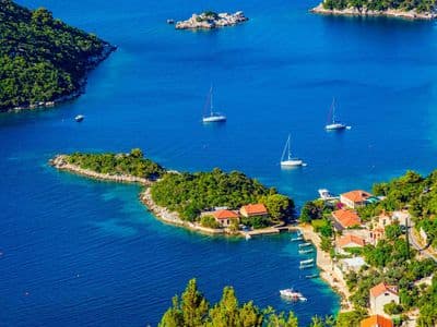 Brod usidren u prirodnoj luci Polače otok Mljet Dubrovnik