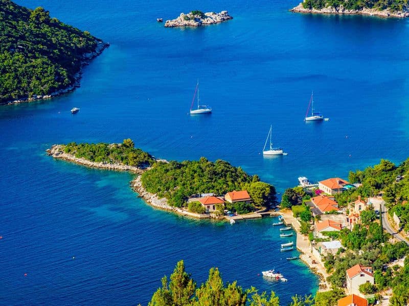 Brod usidren u prirodnoj luci Polače otok Mljet Dubrovnik