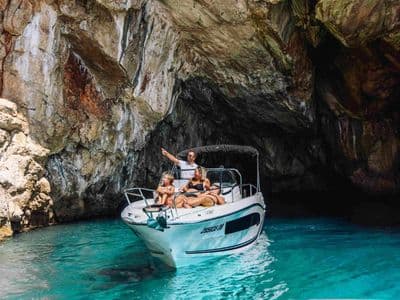 Odisejeva špilja morska pećina s mora otok Mljet Dubrovnik