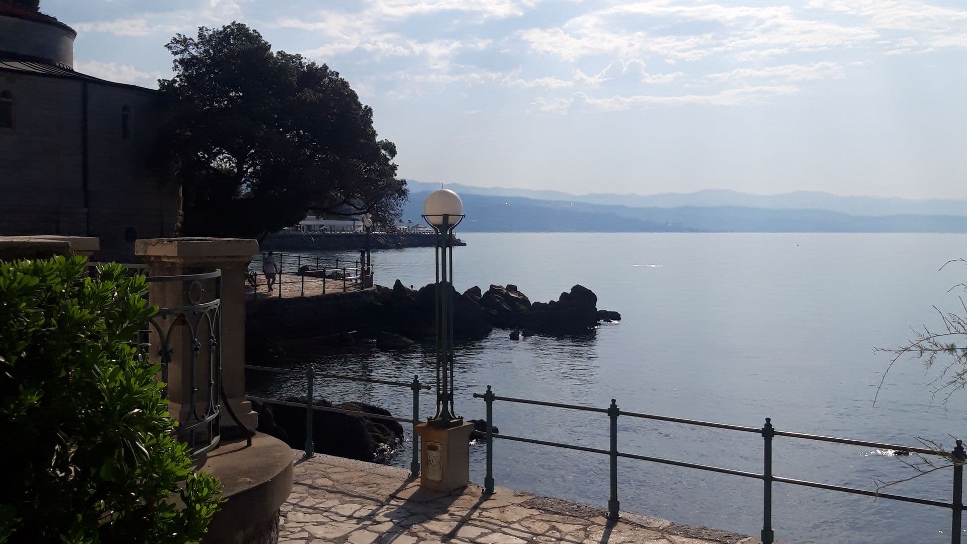 Pogled s mora na hotele i šetnicu u Opatiji