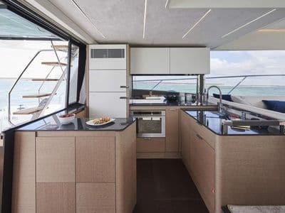 Prestige 590 Fly - luksuzna jahta u Budvi - foto 2