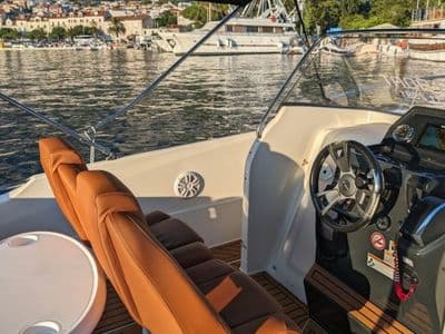 Quicksilver 675 Activ bočni pogled