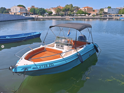 Ranieri Sundeck 6.5m usidren kraj mosta u Ninu