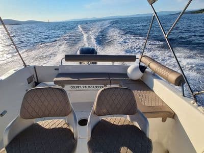 Saver 690 Open boat rental Milna Brac HQ