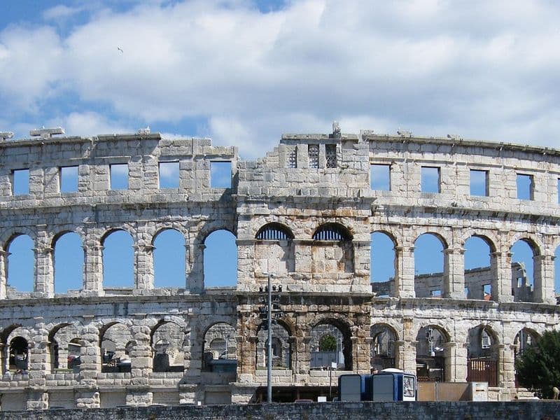 Arena Pula i nautička luka