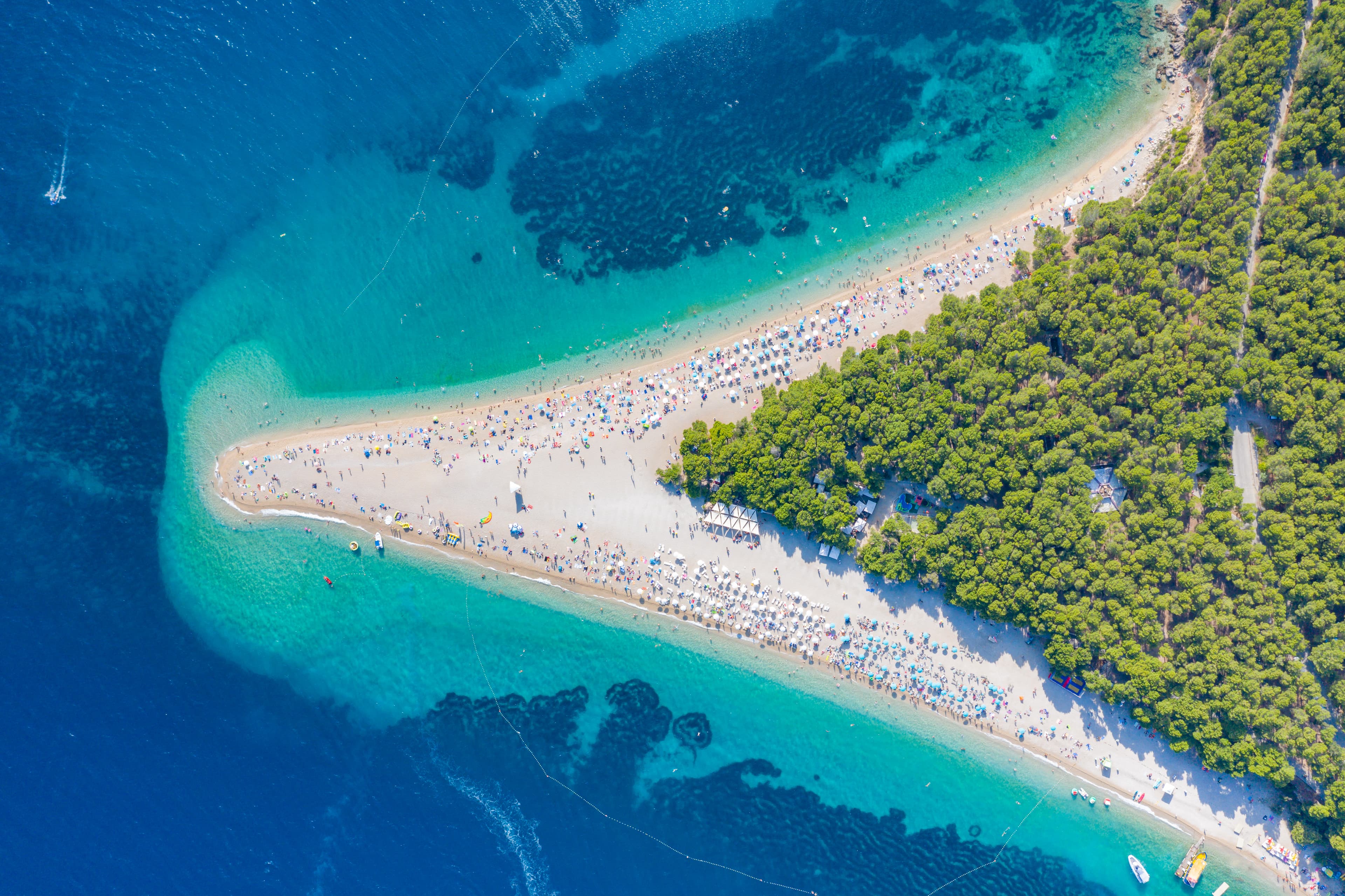 Brodovi usidreni pored Zlatnog rata u tirkiznom moru