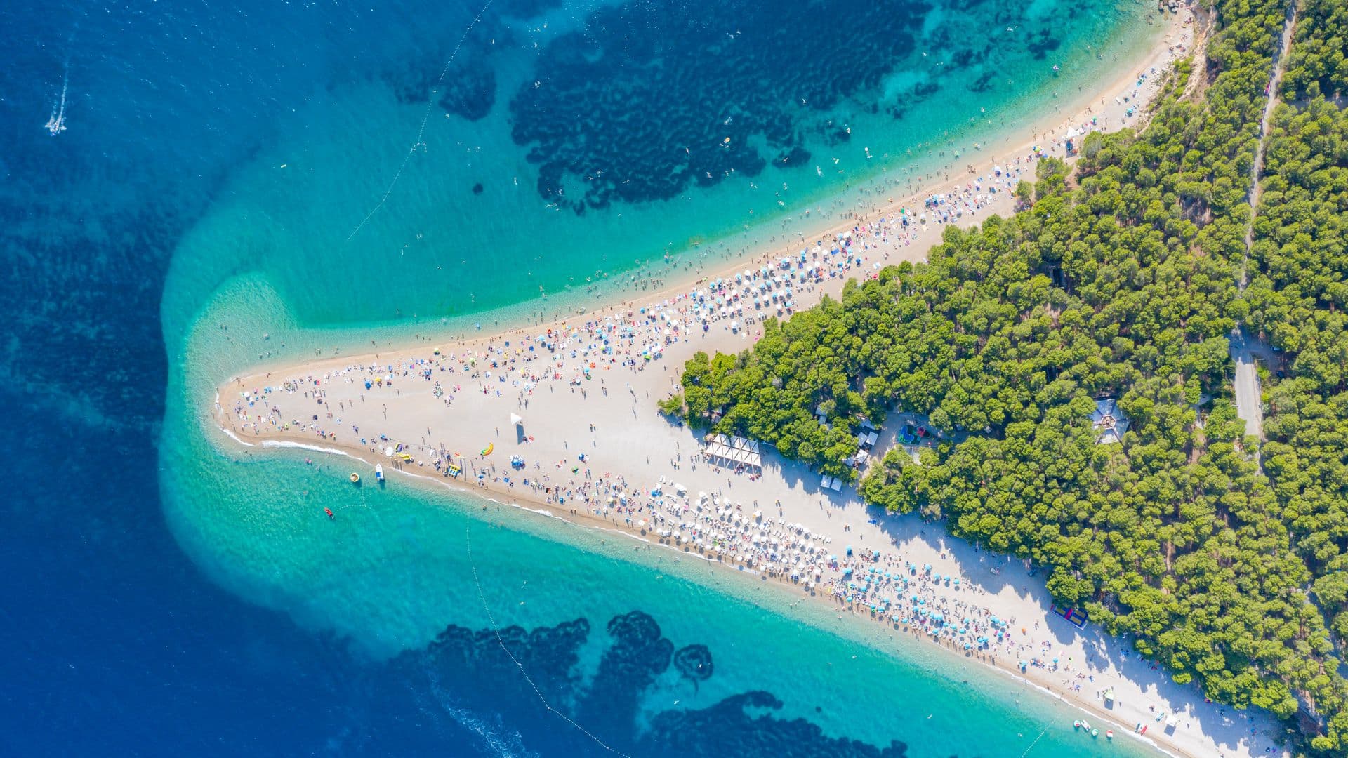 Zračni pogled na plažu Zlatni rat u Bolu na otoku Braču