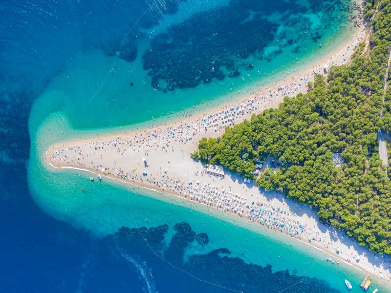 Zračni pogled na plažu Zlatni rat u Bolu na otoku Braču